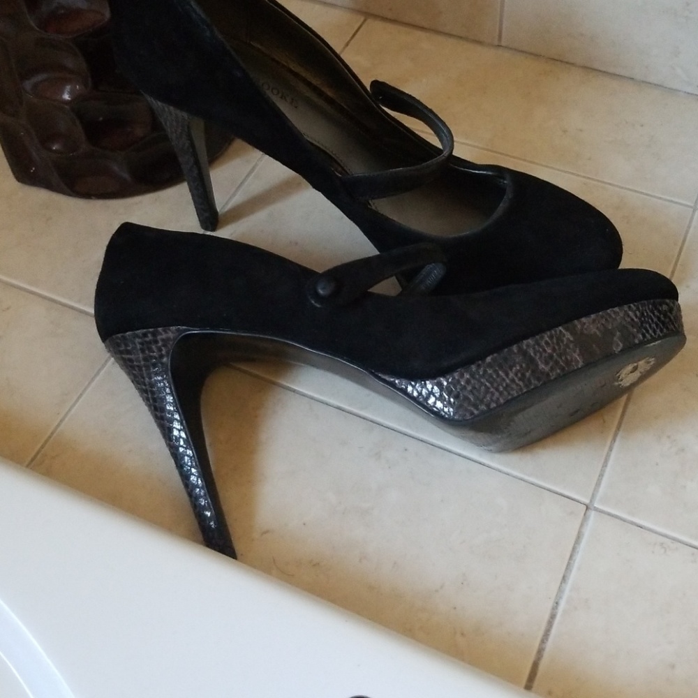 Shoes - Picture 2 of 3